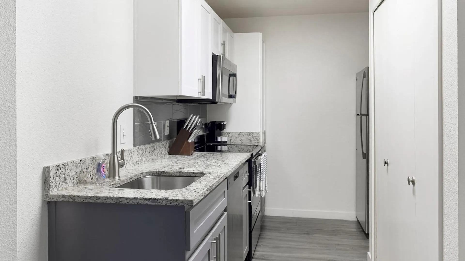 Access Apache Town Apartments By Barsala 0*, Tempe United States